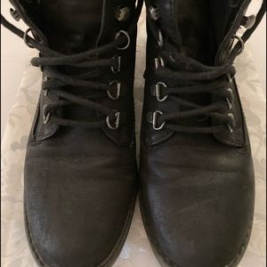 Sturdy Black Boots! Size 6 Medium.